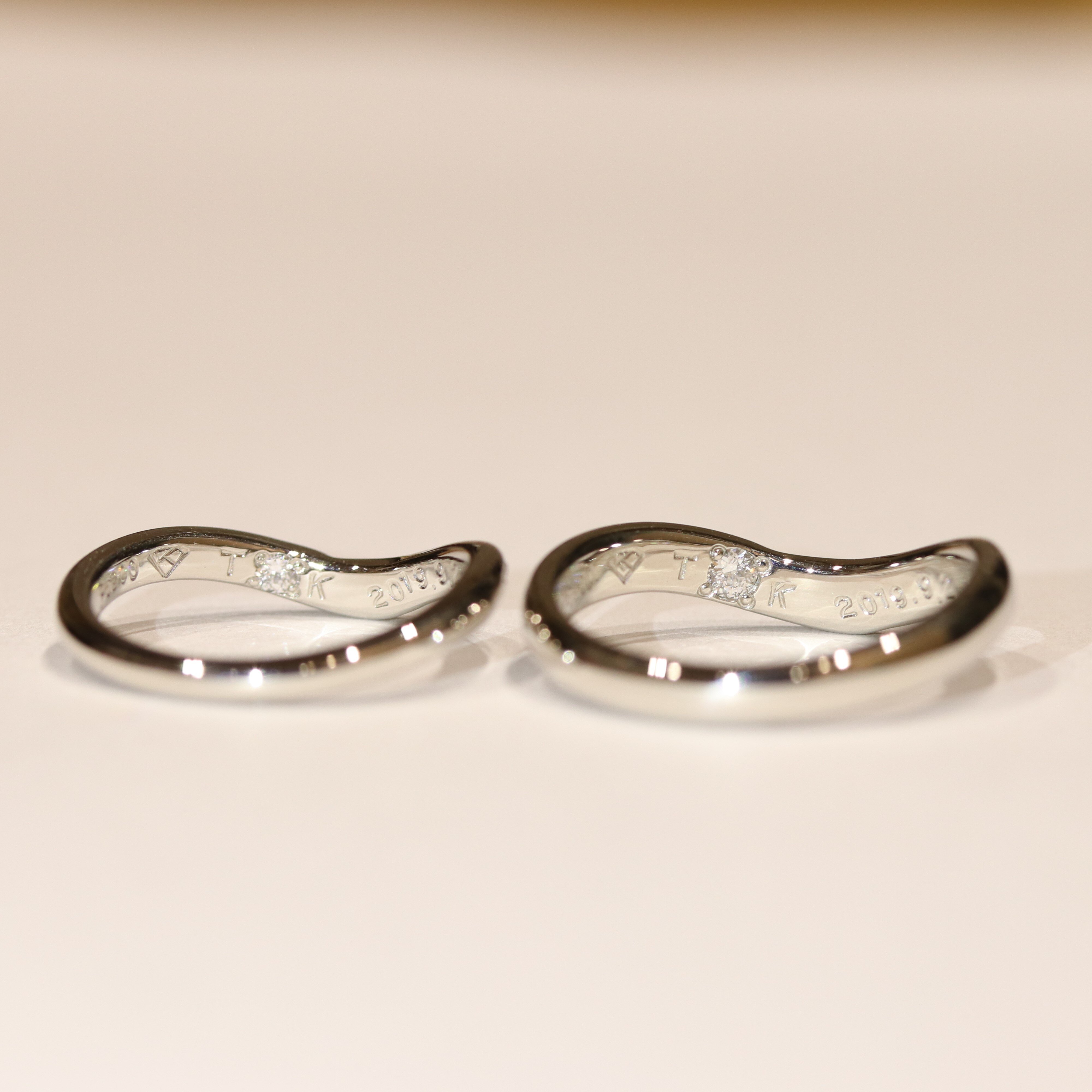 結婚指輪内側の刻印と双子ダイヤ