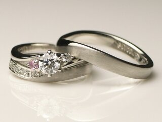 中島夫妻の婚約指輪と結婚指輪のセットリング