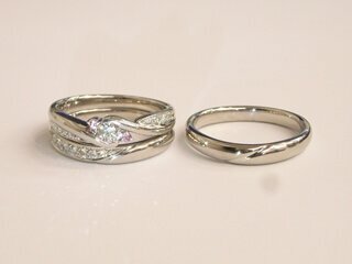 寸田夫妻の婚約指輪と結婚指輪のセットリング