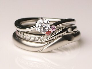 尾崎夫妻の婚約指輪と結婚指輪のセットリング
