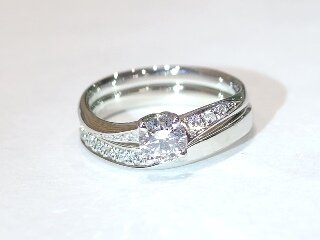 A夫妻の婚約指輪と結婚指輪セットリング