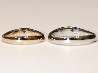 結婚指輪の内側にはブルーダイヤを