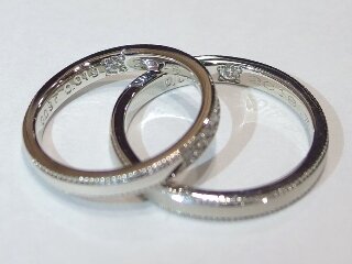 結婚指輪の内側には双子ダイヤを