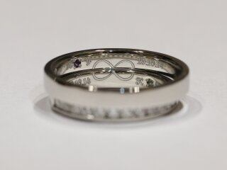 結婚指輪の内側には誕生石と無限マーク