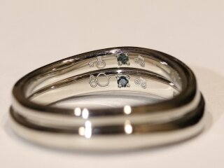 結婚指輪の内側にはブルーダイヤと雪だるまと音符のオリジナル刻印