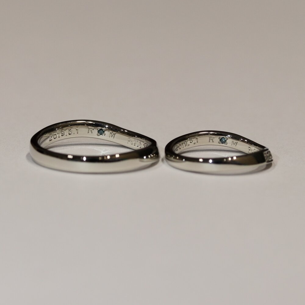 結婚指輪内側の刻印とブルーダイヤ