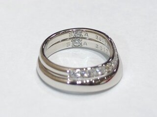 結婚指輪の内側には双子ダイヤを