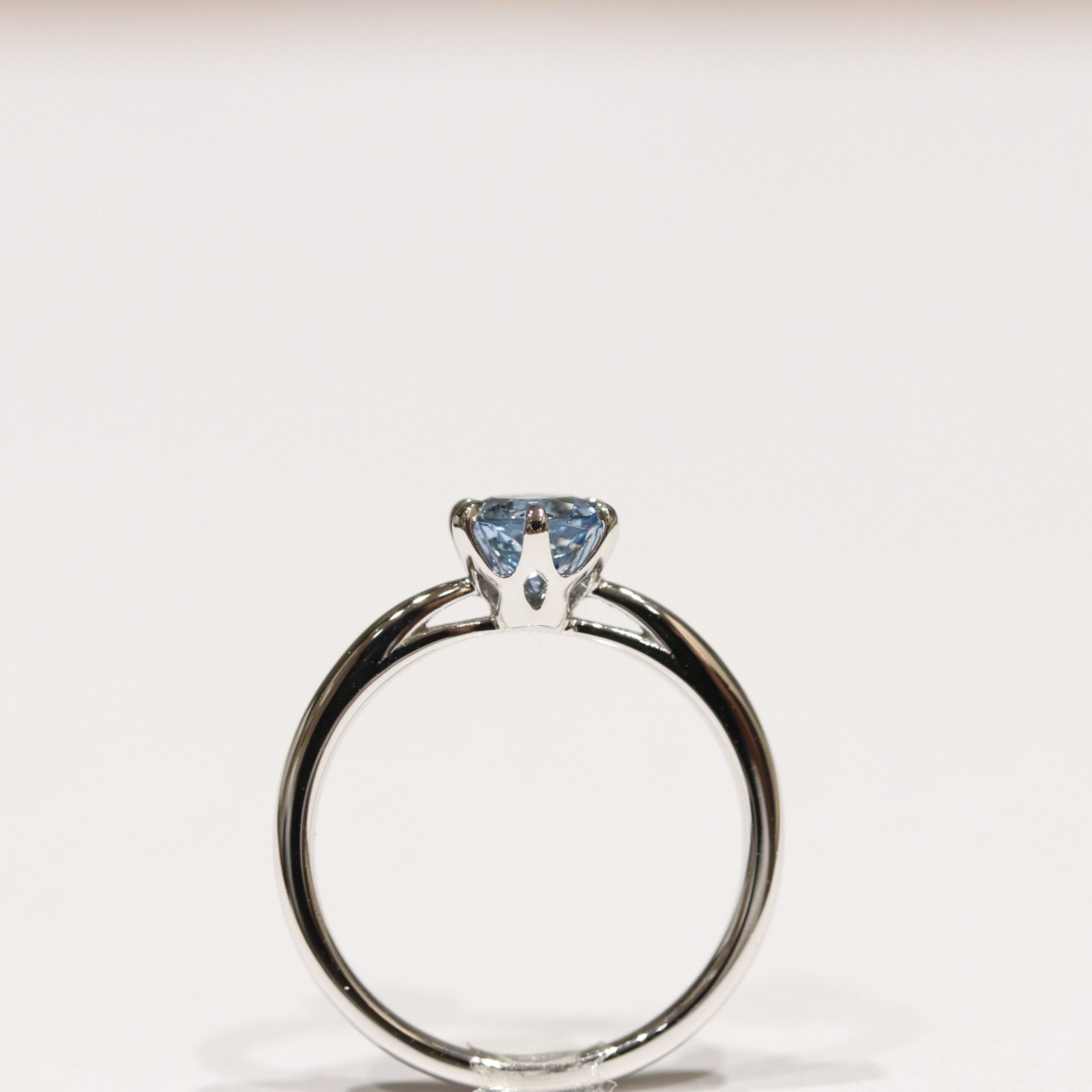 広島市西区小田様　プラチナアクアマリンエンゲージリング　側面から